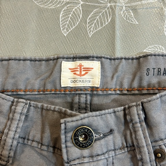 Men’s Dockers Straight Fit Pants. - Picture 3 of 12